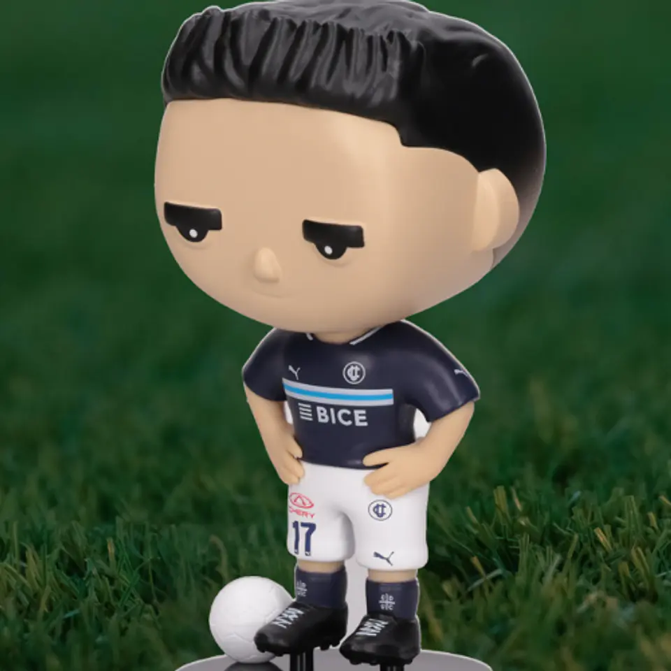 Figura Universidad Católica Camiseta Reserva #17 Gary Medel – Edición 2025 3