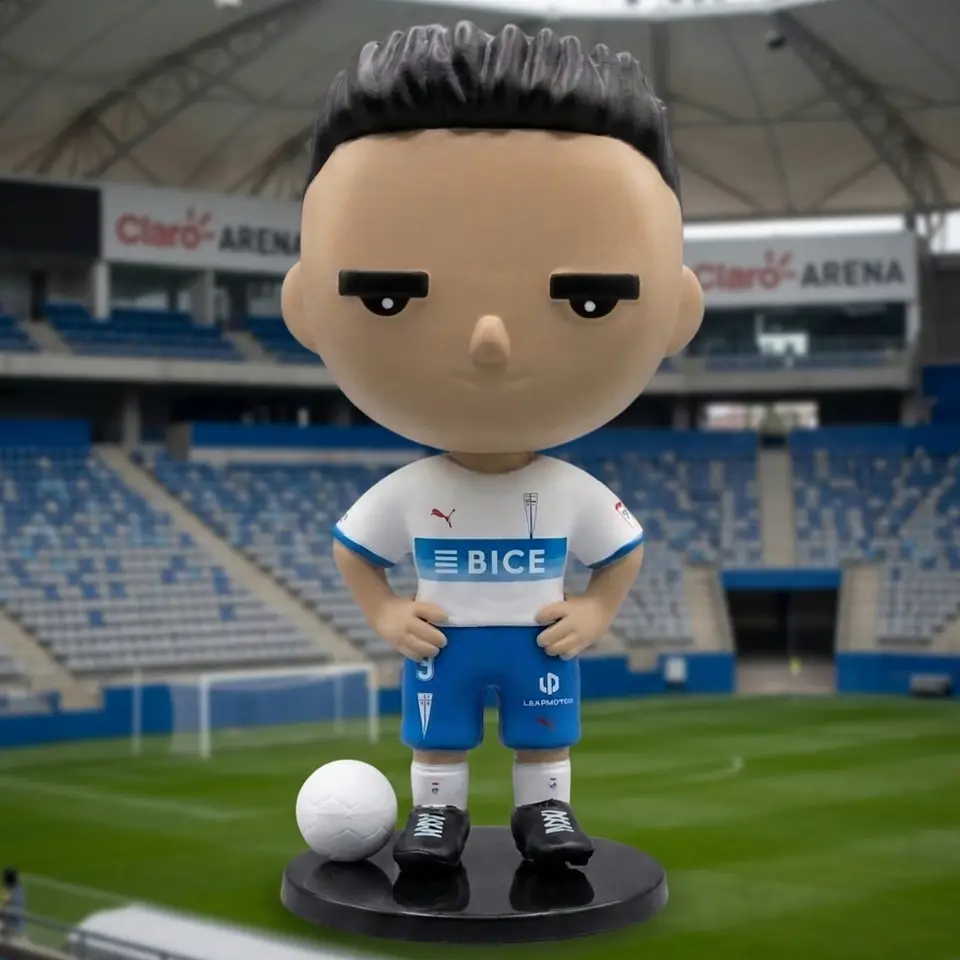 Figura Universidad Católica Camiseta Titular #9 Fernando Zampedri – Edición 2026 1