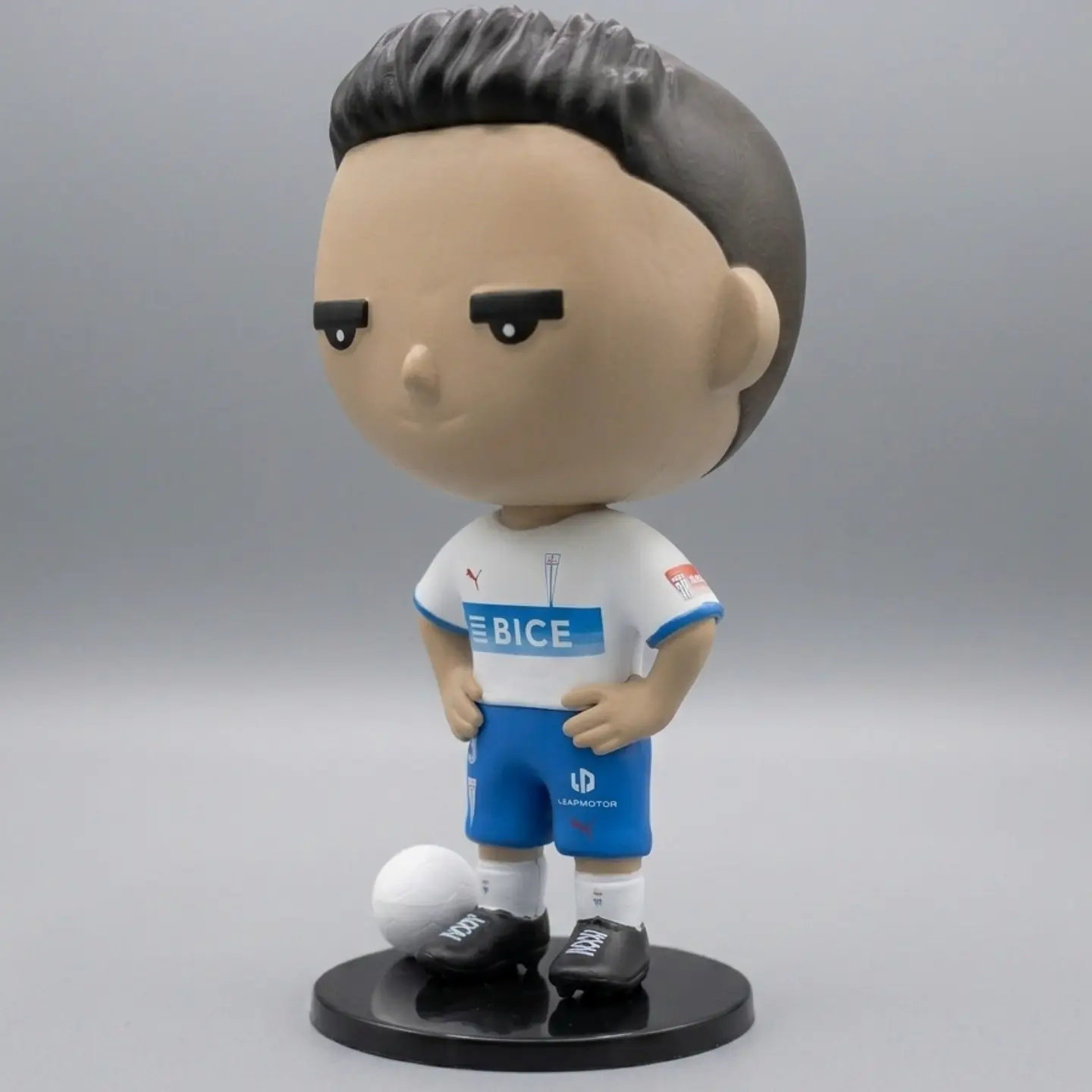 Figura Universidad Católica Camiseta Titular #9 Fernando Zampedri – Edición 2026 3
