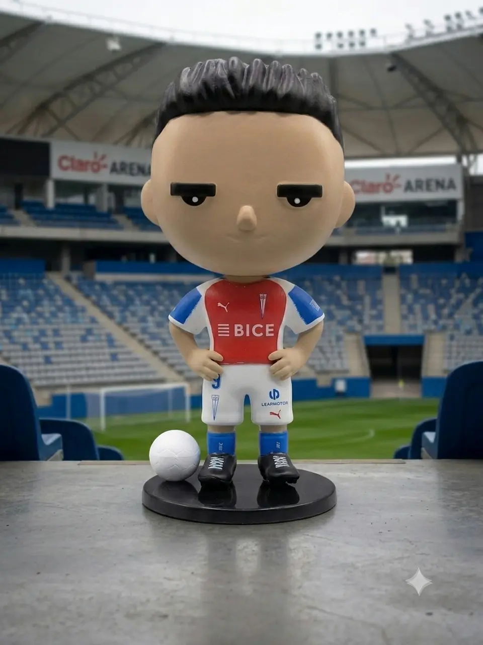 Caja Completa Figura Universidad Católica Camiseta Reserva #9 Fernando Zampedri – Edición 2026 10