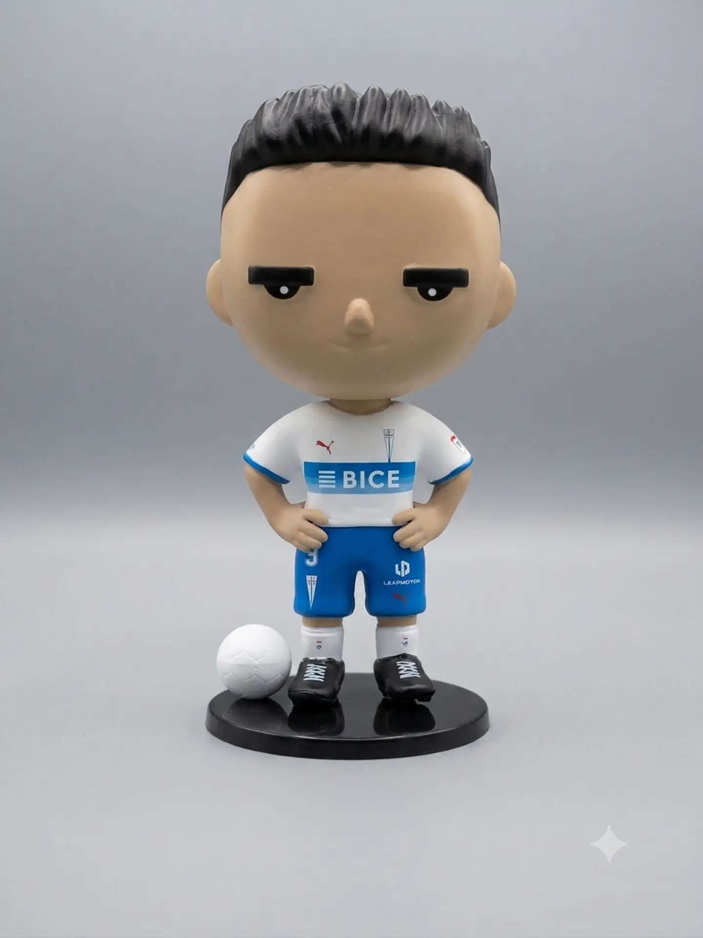 Caja Completa Figura Universidad Católica Camiseta Titular #9 Fernando Zampedri – Edición 2026 4