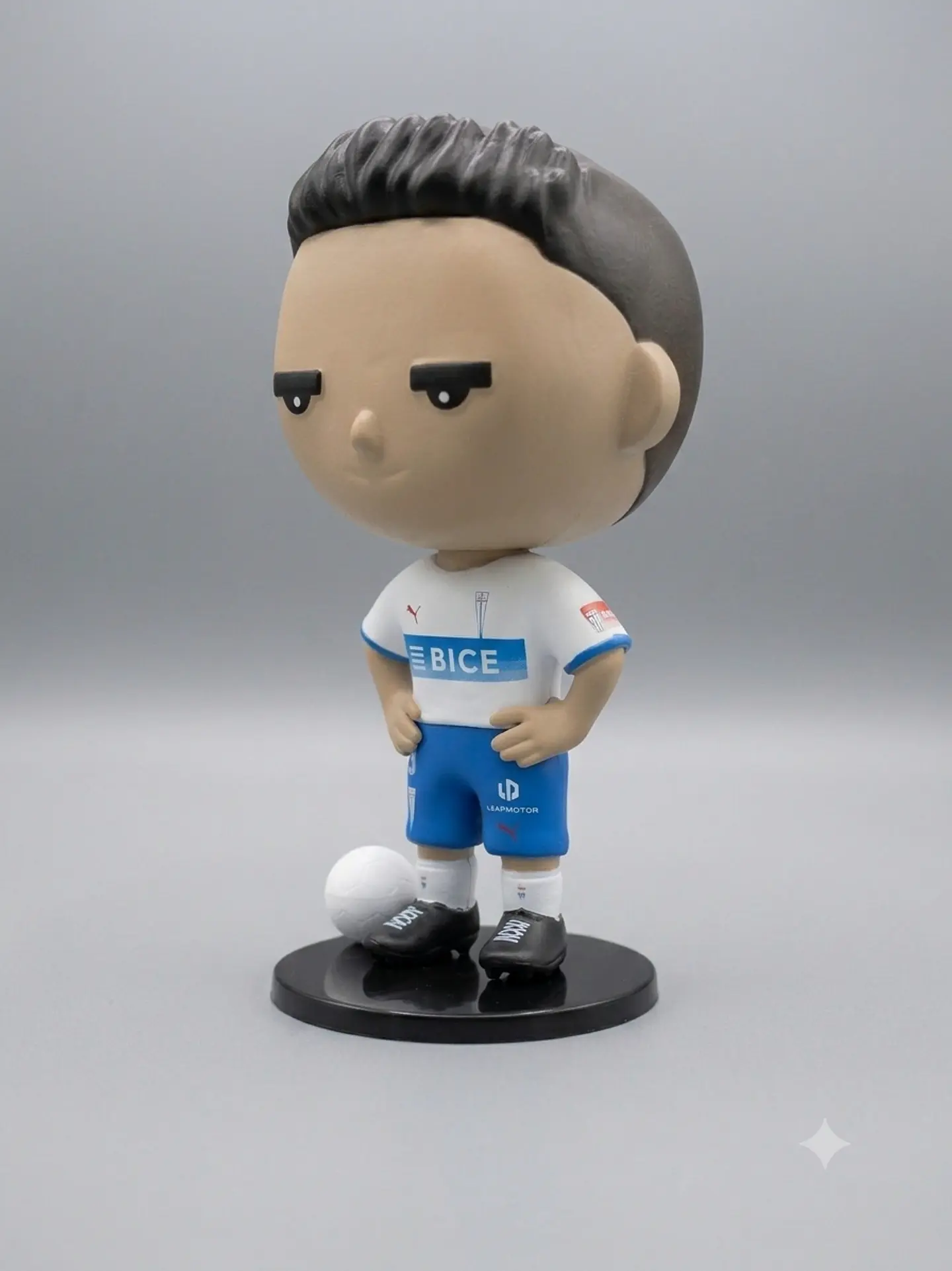 Caja Completa Figura Universidad Católica Camiseta Titular #9 Fernando Zampedri – Edición 2026 5