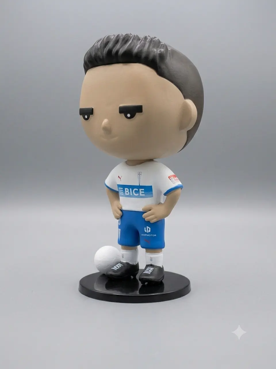 Caja Completa Figura Universidad Católica Camiseta Titular #9 Fernando Zampedri – Edición 2026 5