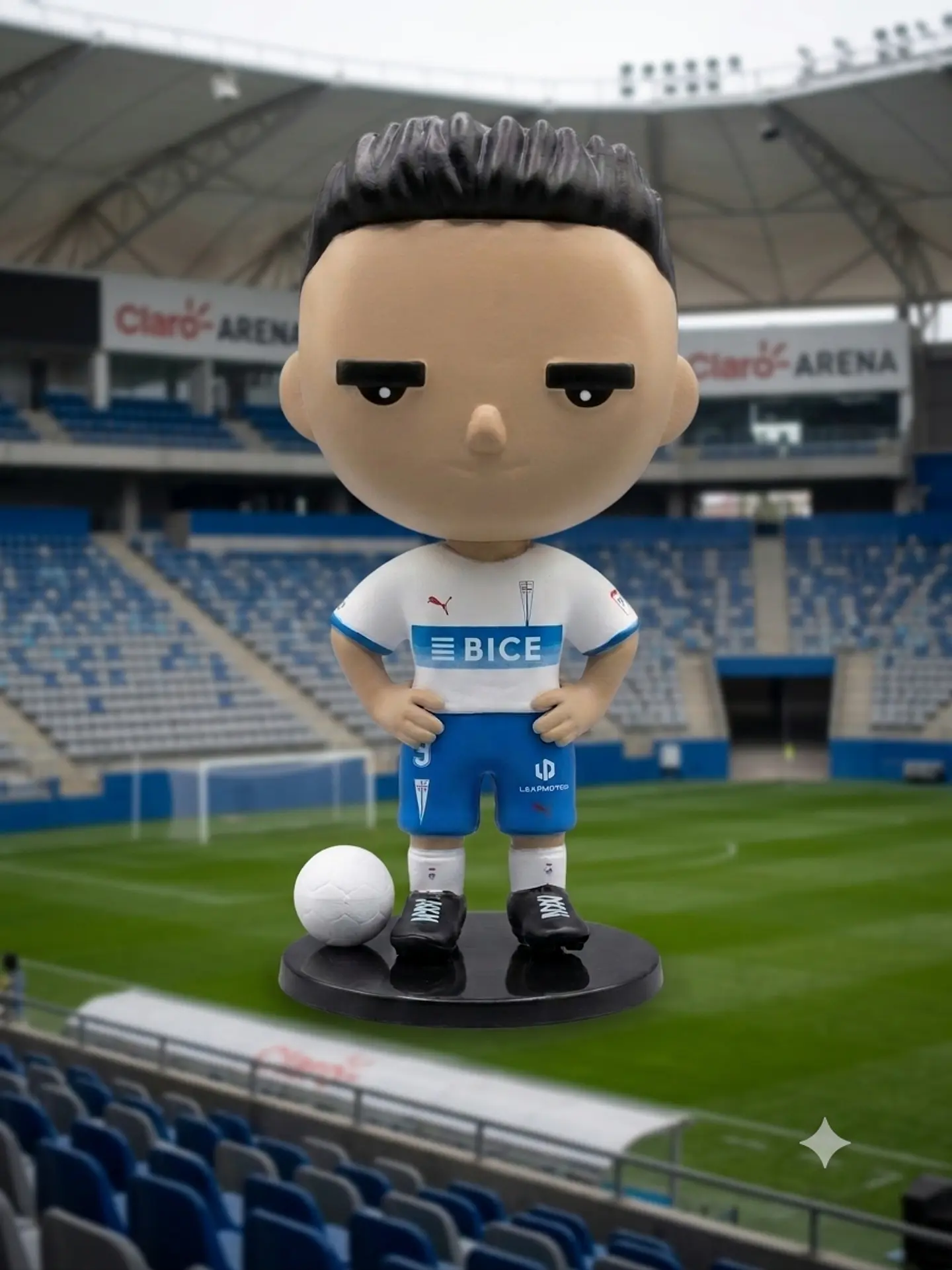Caja Completa Figura Universidad Católica Camiseta Titular #9 Fernando Zampedri – Edición 2026 7