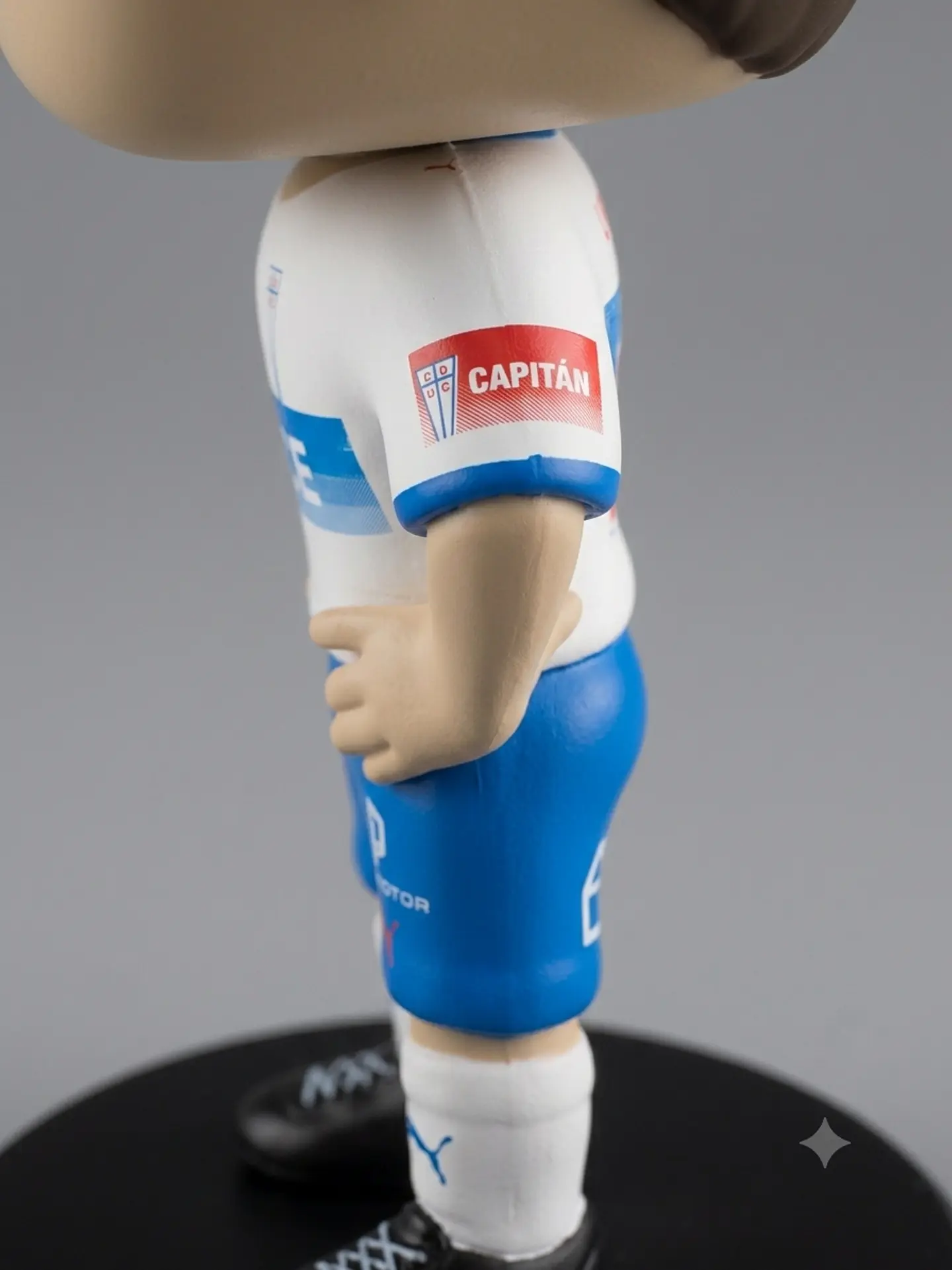 Caja Completa Figura Universidad Católica Camiseta Titular #9 Fernando Zampedri – Edición 2026 3
