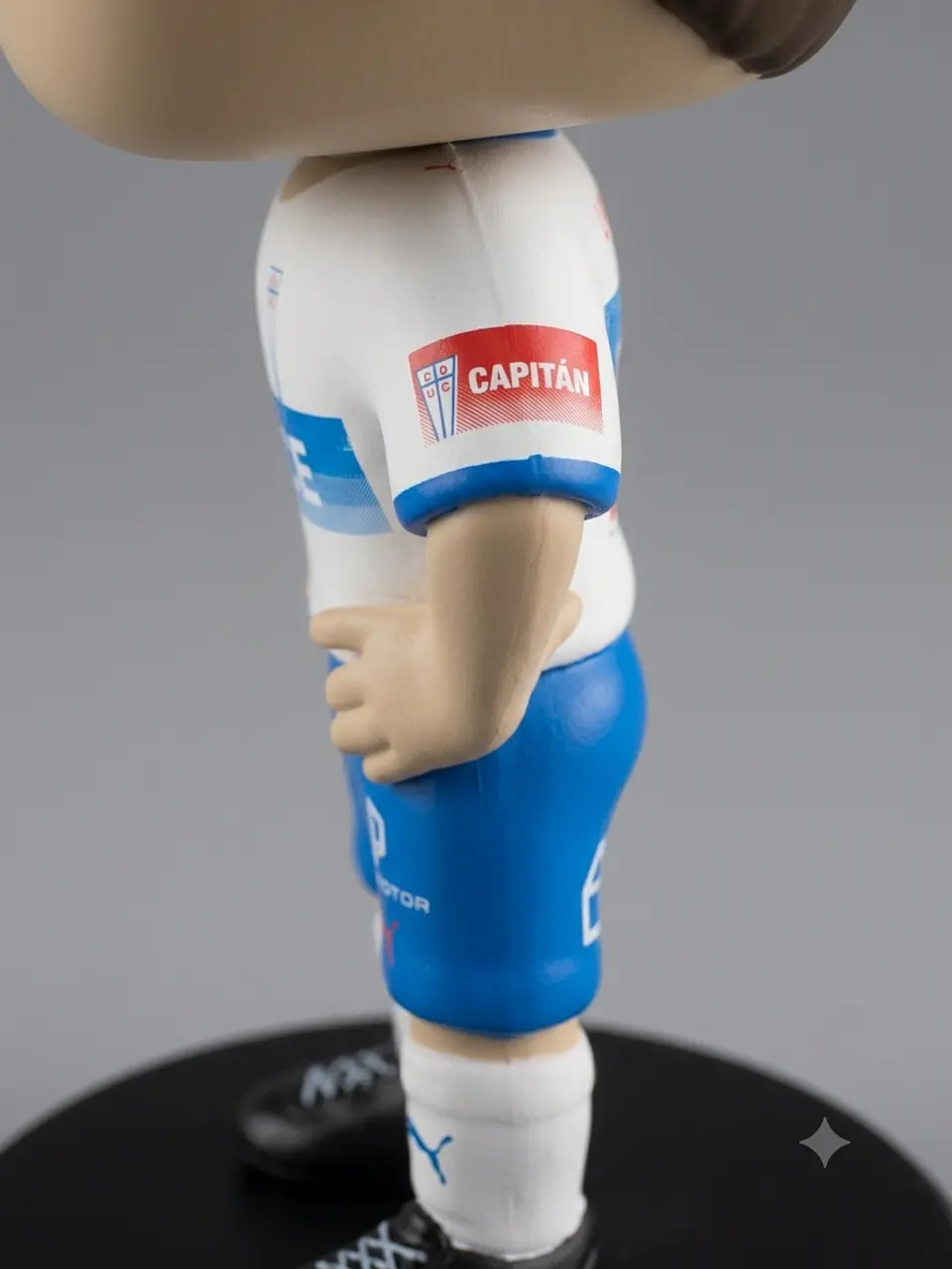 Caja Completa Figura Universidad Católica Camiseta Titular #9 Fernando Zampedri – Edición 2026 3