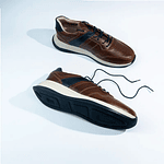 Tenis hombre casual en cuero liso color caramelo navy