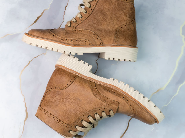 Botas de amarrar mujer en cuero graso mate y grabados tipo brogues color miel 3