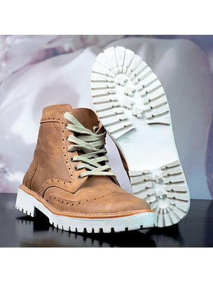 Botas de amarrar mujer en cuero graso mate y grabados tipo brogues color miel