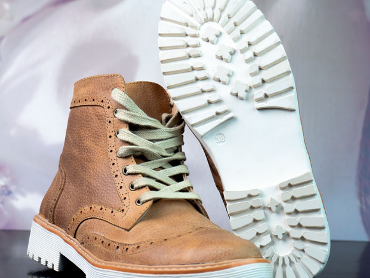 Botas de amarrar mujer en cuero graso mate y grabados tipo brogues color miel 1