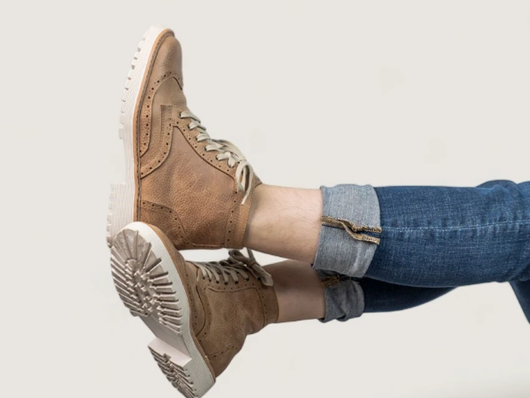 Botas de amarrar mujer en cuero graso mate y grabados tipo brogues color miel 2