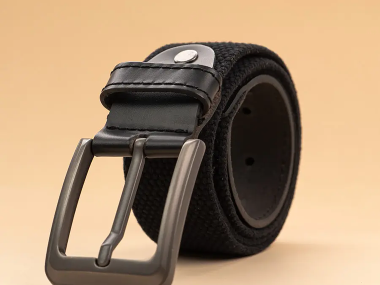 Cinturón para hombre en lona de algodón con puntera en cuero y hebilla mate color negro  2