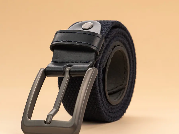 Cinturón para hombre en lona de algodón con puntera en cuero y hebilla mate color indigo 2