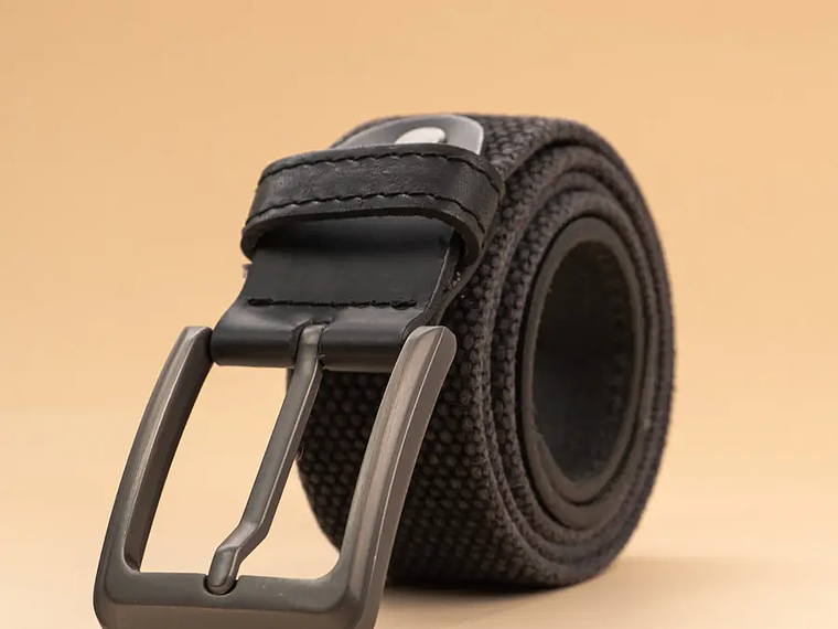 Cinturón para hombre en lona de algodón con puntera en cuero y hebilla mate color gris  2