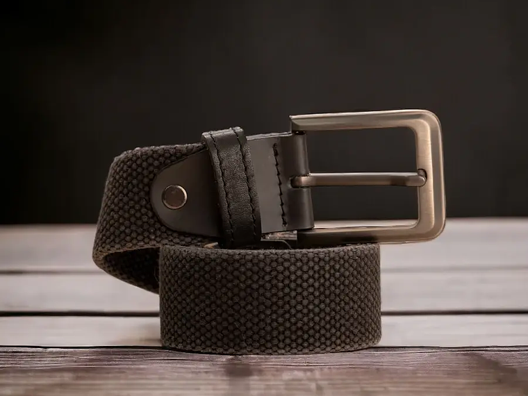 Cinturón para hombre en lona de algodón con puntera en cuero y hebilla mate color gris  3