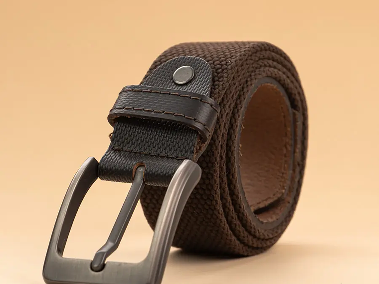 Cinturón para hombre en lona de algodón con puntera en cuero y hebilla mate color café  2