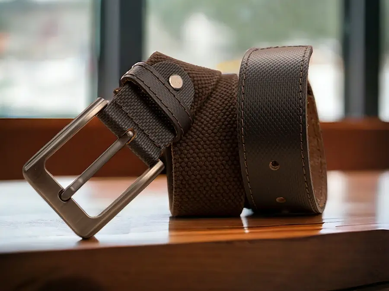 Cinturón para hombre en lona de algodón con puntera en cuero y hebilla mate color café  1
