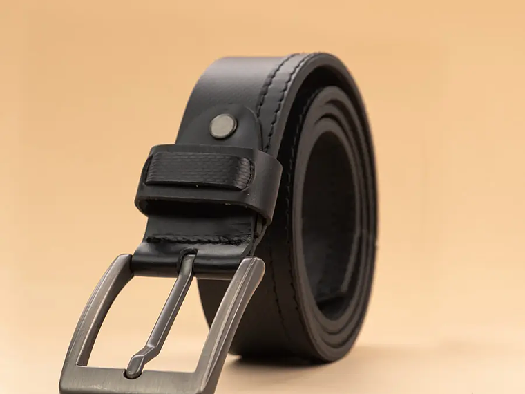 Cinturón para hombre en cuero graso con hebilla de metal color negro  2