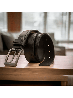 Cinturón para hombre en cuero graso con hebilla de metal color negro 