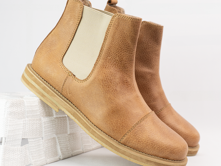 Botas mujer chelsea en cuero liso color Beige  2