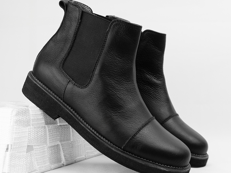 Botas de mujer chelsea en cuero liso color negro 2