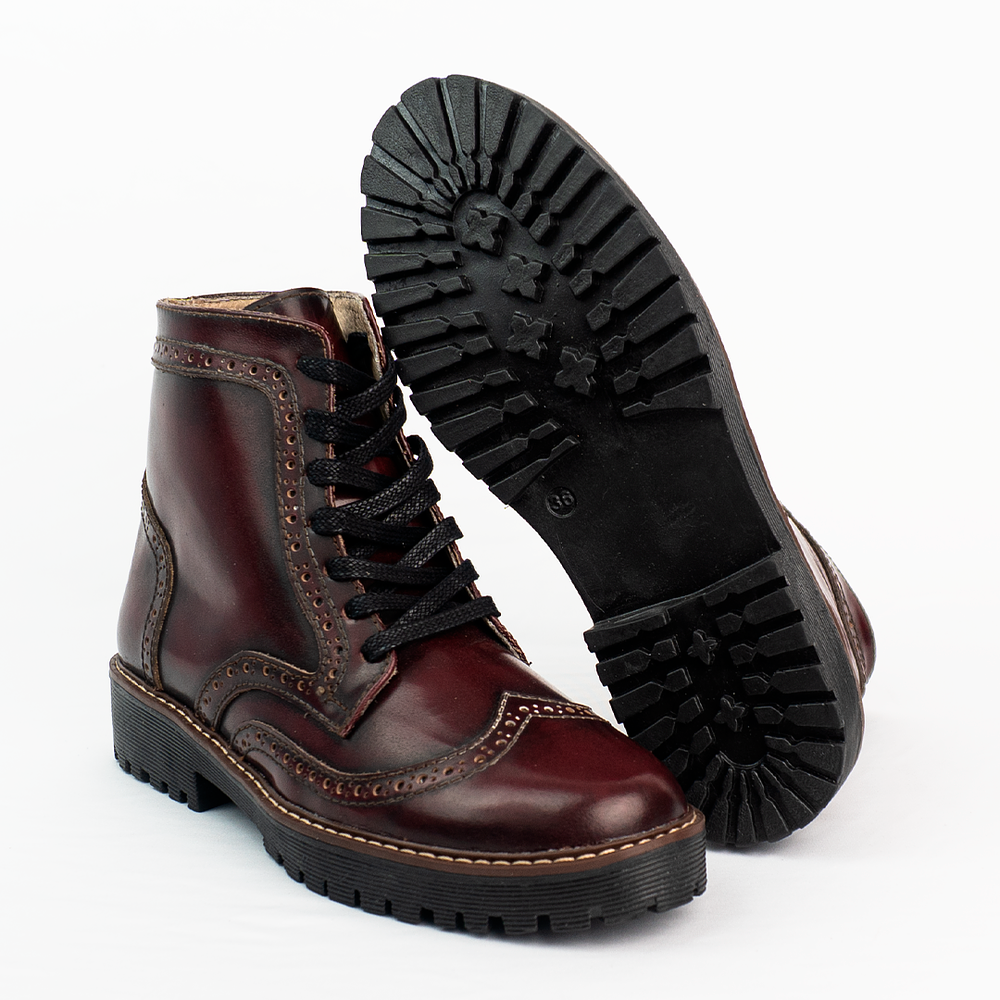 Botas mujer de amarrar en cuero charolado y grabados tipo brogues color vinotinto