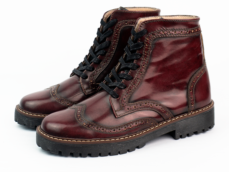 Botas mujer de amarrar en cuero charolado y grabados tipo brogues color vinotinto 2