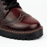 Botas mujer de amarrar en cuero charolado y grabados tipo brogues color vinotinto