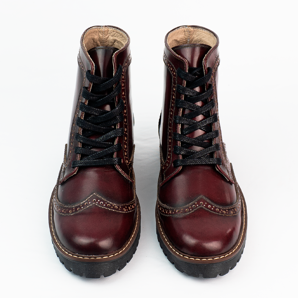 Botas mujer de amarrar en cuero charolado y grabados tipo brogues color vinotinto