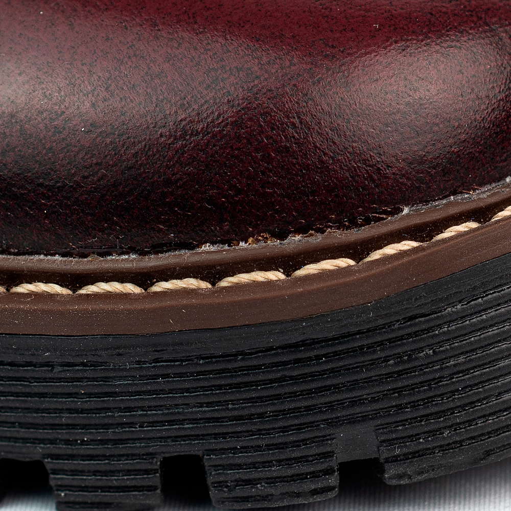 Botas mujer de amarrar en cuero charolado y grabados tipo brogues color vinotinto