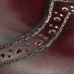 Botas mujer de amarrar en cuero charolado y grabados tipo brogues color vinotinto