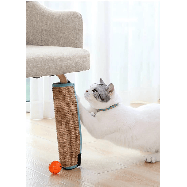 Alfombra rascador adherible sisal oscuro con pelota naranja 3