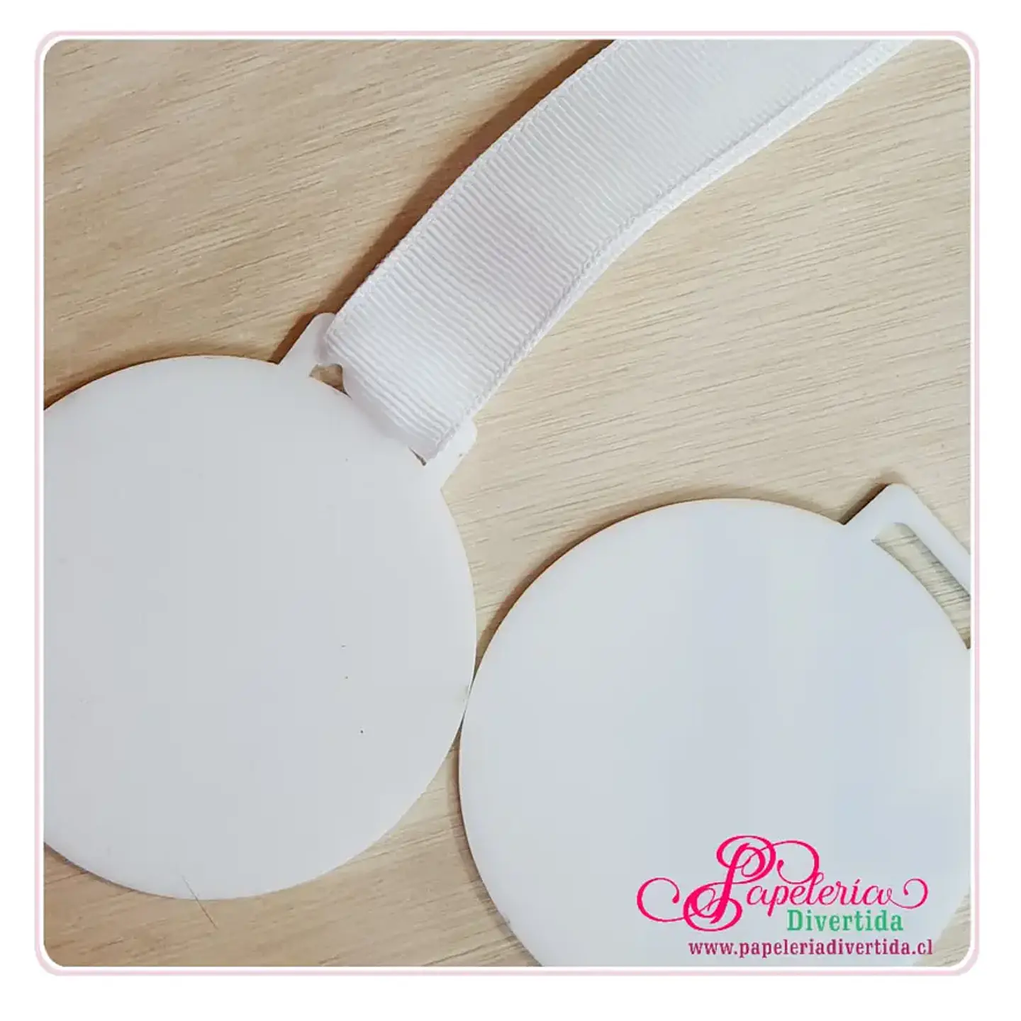 Medallas Acrilico blanco Solido 3mm,  6,5cm diametro circulo + 1 cm tomador (alto) y 2cm  para la cinta (ancho) 1