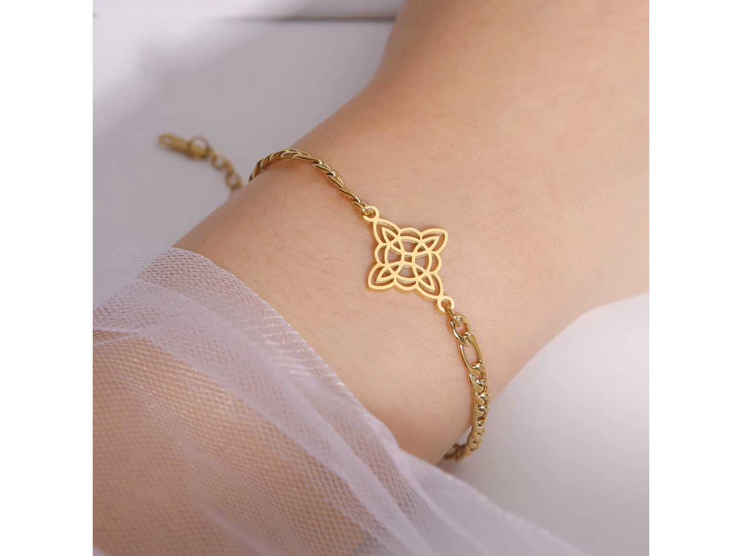 Pulsera Nudo de Bruja Celta Figaro Dorada Acero 2