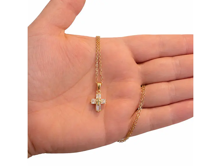 Collar Mini Cruz Cristal Blanco y Acero Dorado 4