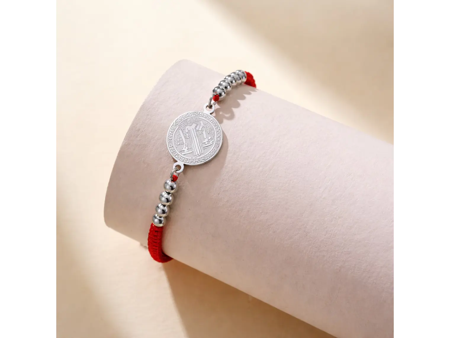 Pulsera Medalla San Benito Hilo Rojo y Acero Plateado 3