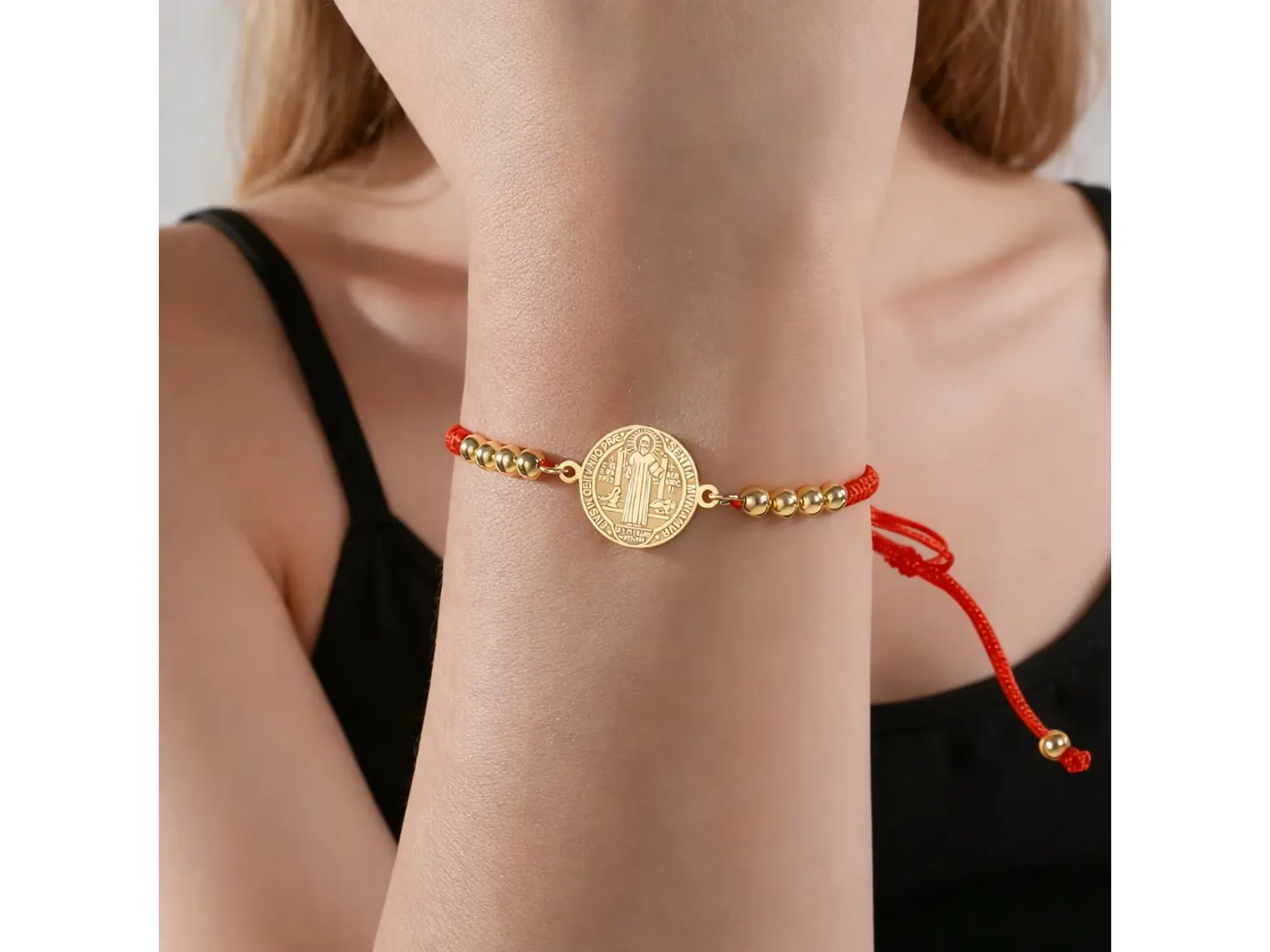 Pulsera Medalla San Benito Hilo Rojo y Acero Dorado 2
