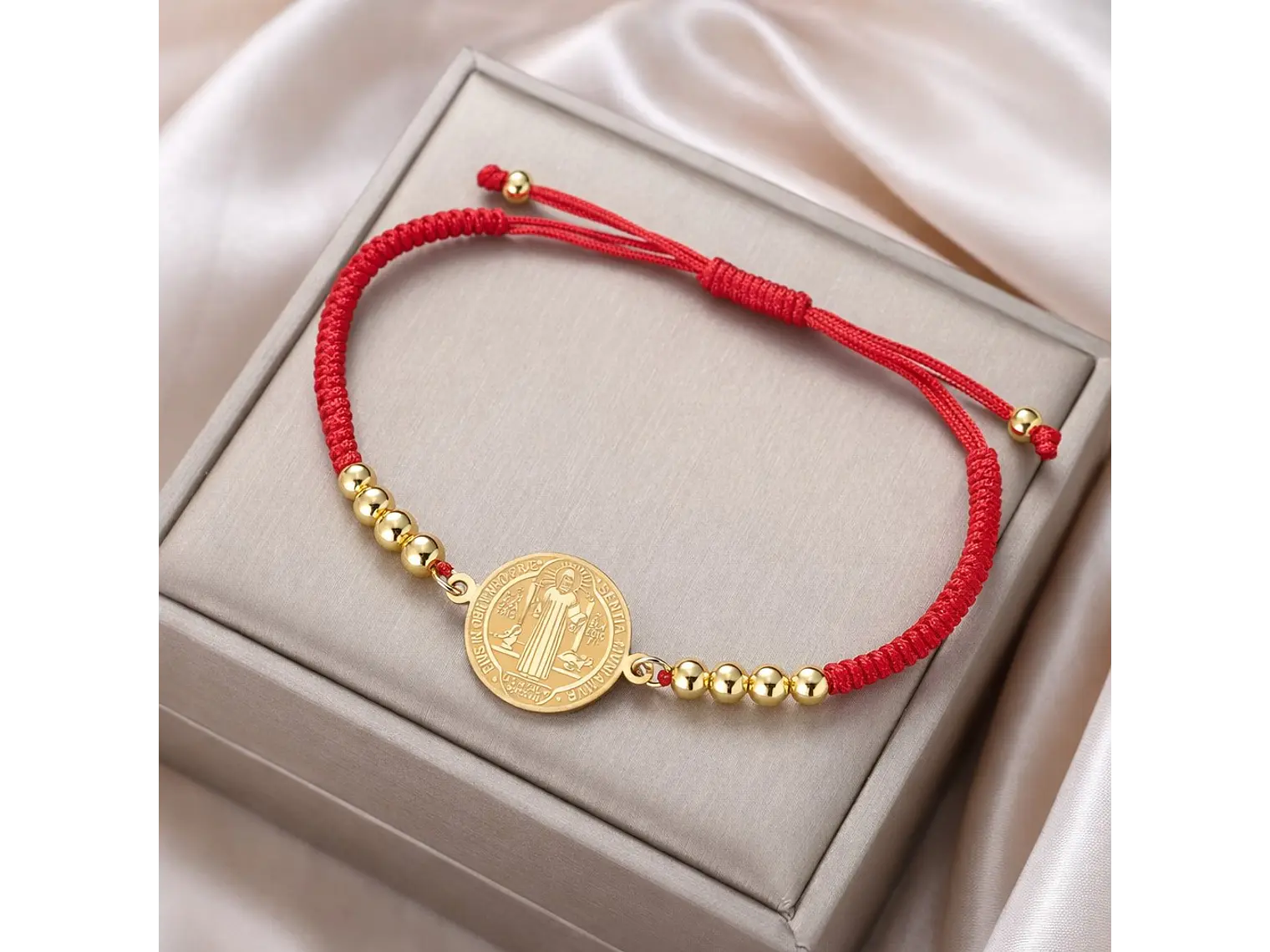 Pulsera Medalla San Benito Hilo Rojo y Acero Dorado 4