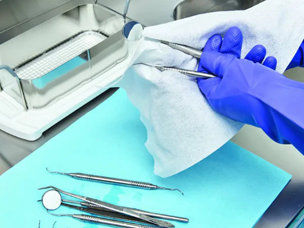 "Paños Clínicos Desechables: El Aliado Indispensable para la Bioseguridad en Salud"