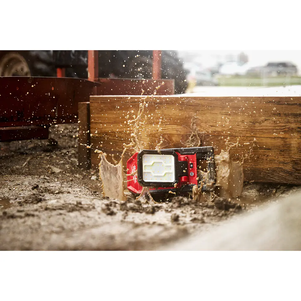 Foco Led Rover Milwaukee M18 Tipo Pinza 2000 Lúmenes 2358-20 17