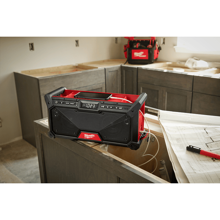 Parlante Milwaukee Bluetooth M18 Con Radio AM/FM 2952-20 Rojo 11