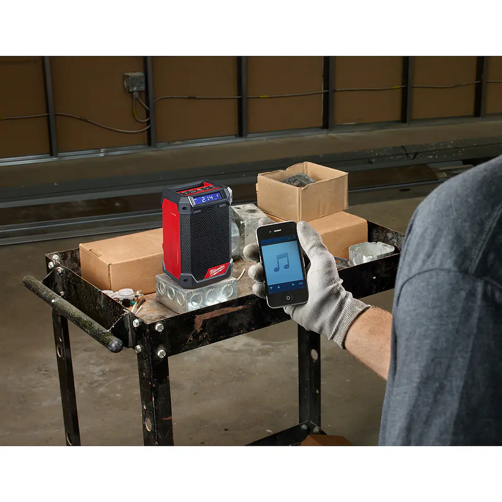 Radio Bluetooth Milwaukee + Cargador De Batería M12 2951-20 12