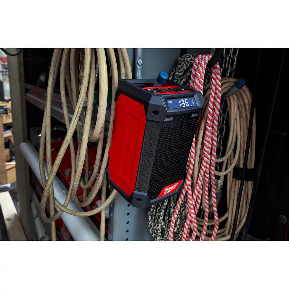 Radio Bluetooth Milwaukee + Cargador De Batería M12 2951-20 14