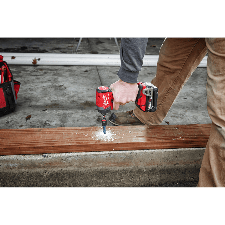 Kit Taladro y Atornillador Milwaukee M18 Fuel 4ta Gen 3697-22 + Inflador Neumáticos 9