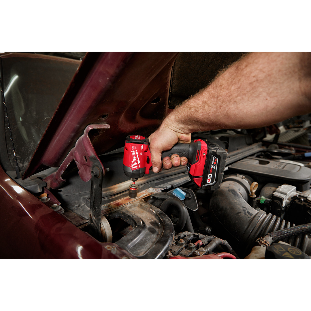 Kit Taladro y Atornillador Milwaukee M18 Fuel 4ta Gen 3697-22 + Inflador Neumáticos 14