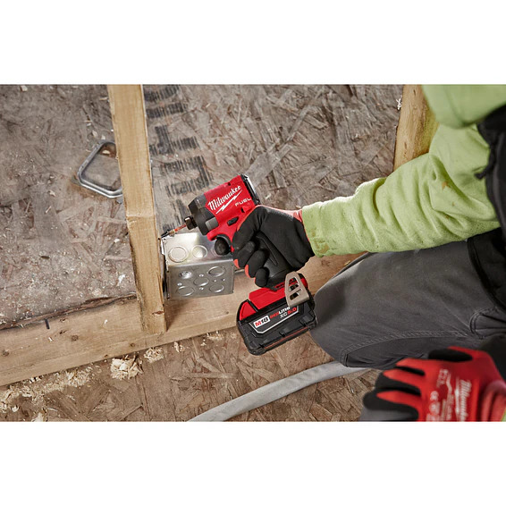 Kit Taladro y Atornillador Milwaukee M18 Fuel 4ta Gen 3697-22 + Inflador Neumáticos 15
