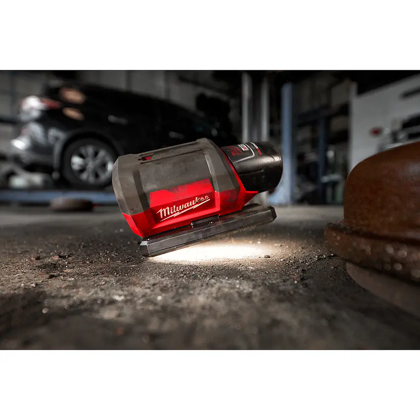 Foco Led Magnético 700 Lúmenes Milwaukee M12 Rover 2367-20 + Batería 2Ah 16
