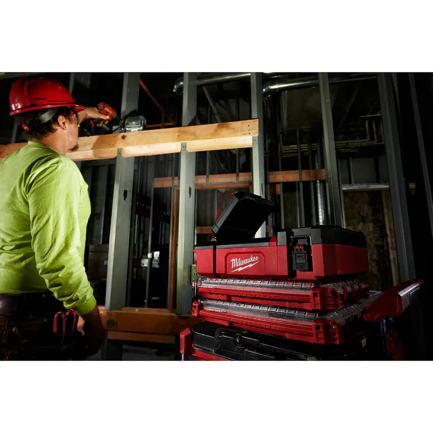 Kit Foco Led Milwaukee M12 Packout Cabezal Giratorio 1400 Lúmenes 2356-20 12