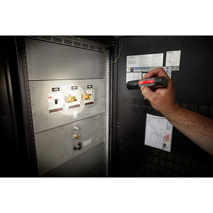 Linterna De Mano Milwaukee IP67 Recargable Usb 800 lúmenes 2160-21 11