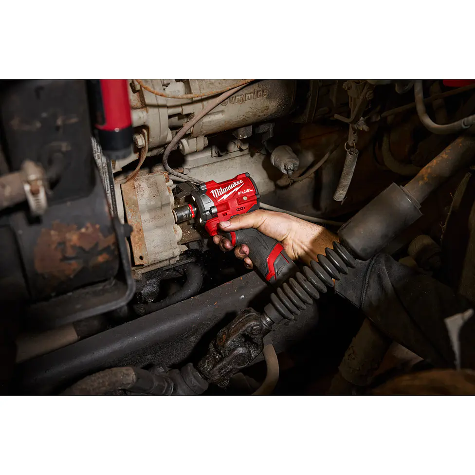 Llave de Impacto Milwaukee M12 FUEL Stubby 3/8” 745 Nm 2562-20 + Batería 9
